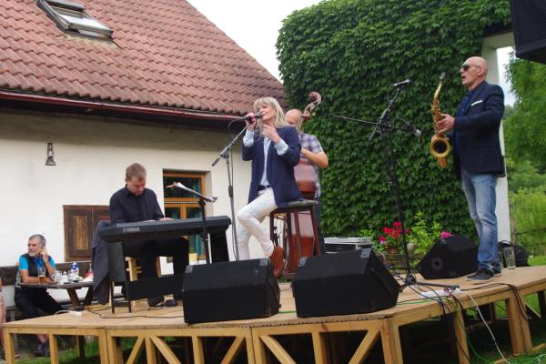 2016_07_16 Chantal Poullain a Štěpán Markovič Trio